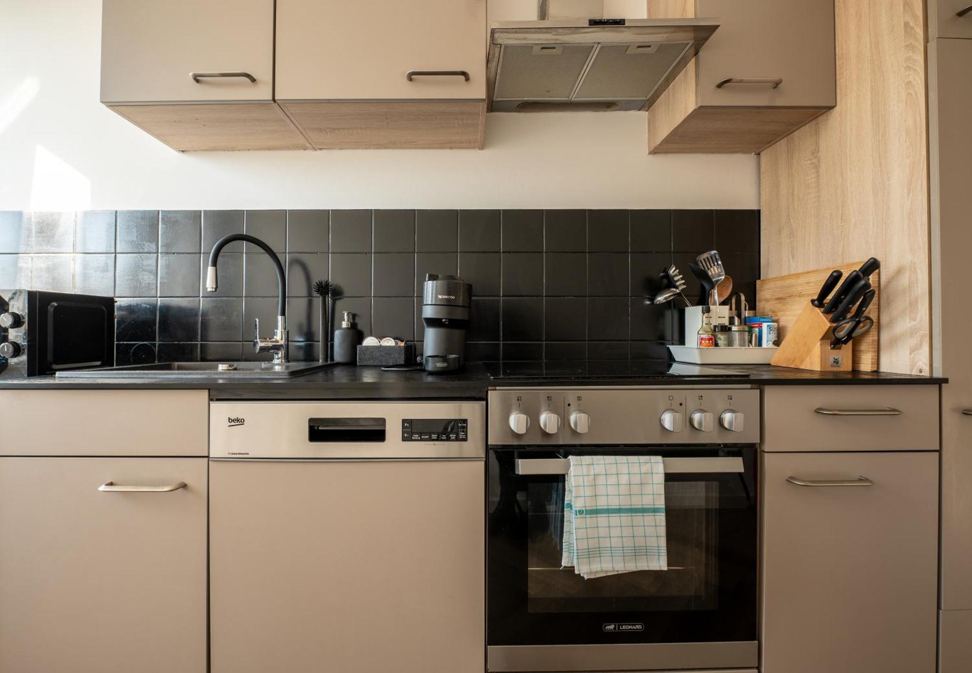 Airport Apartment Fuer 4 - Smart Tv - Kueche - Echarger Hamborg Eksteriør billede